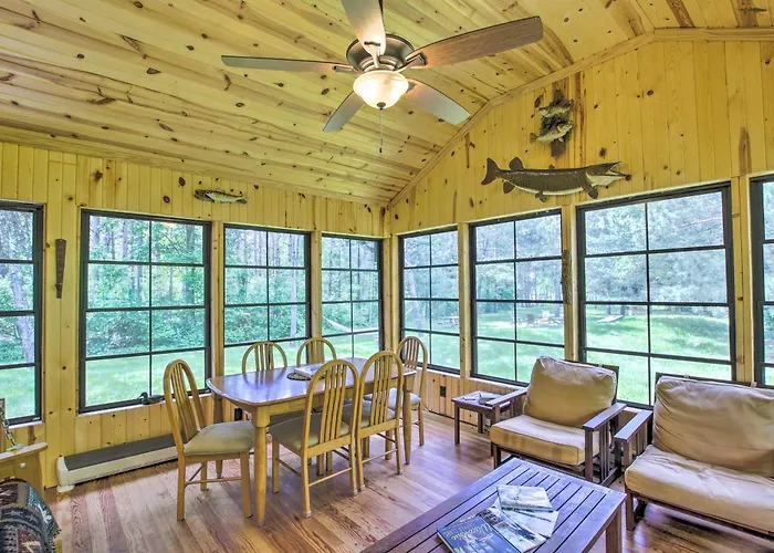 Cabin With Kayaks Situated On The Wisconsin River!