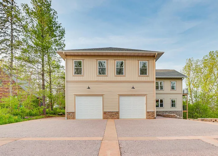 Sprawling Wisconsin Dells Home With Deck And Fire Pit